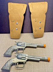 VINTAGE 1950s PAIR OF SINGLE SHOT CAP GUNS WITH CARDBOARD HOLSTERS UNMARKED