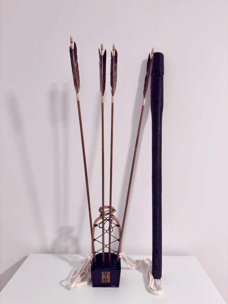 Japanese Samurai Kari-Ebira Quiver, Rare Vintage Yazutsu, & 4 Bamboo Arrows Set