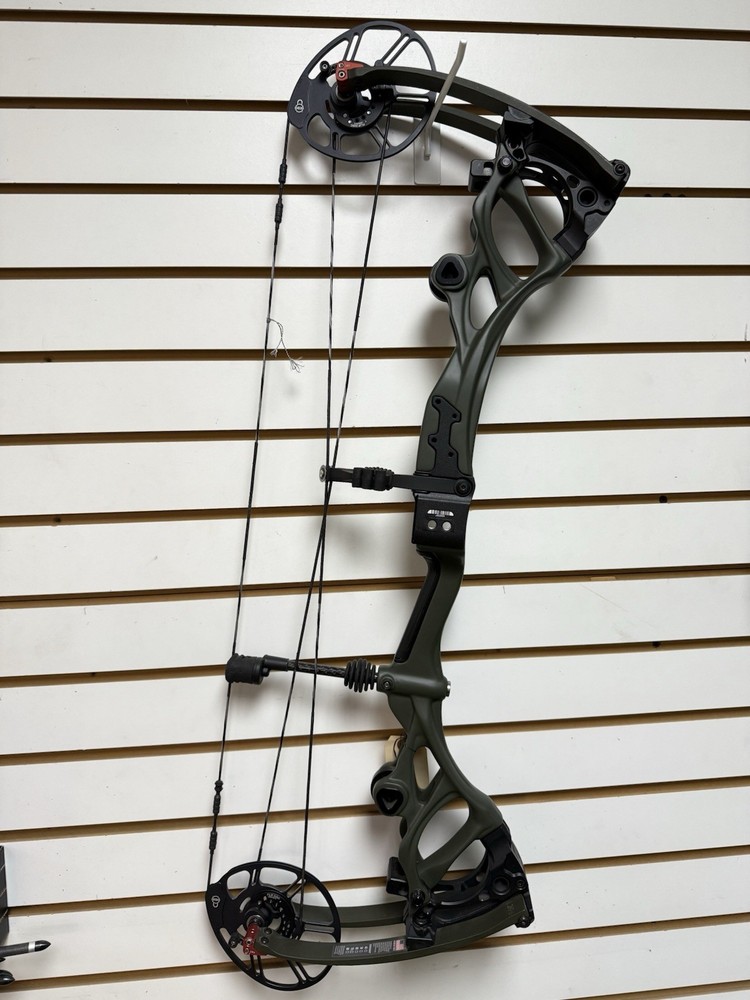 NEW Bowtech Carbon One in OD Green Right Hand 70# 25.5-30.5″ Compound Bow