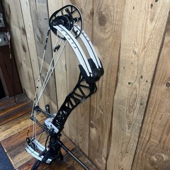 2025 Mathews Title 36, Black Riser with White Limbs (Right Hand) with extras.