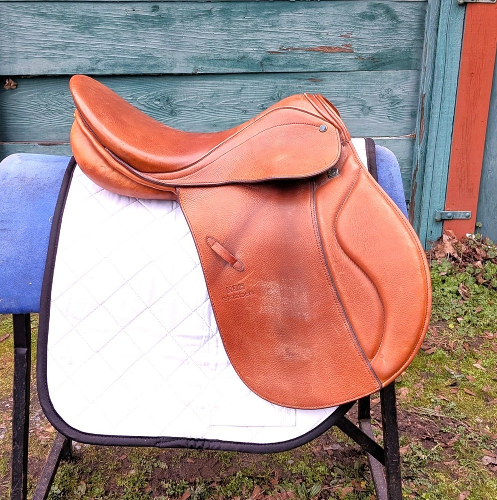 Stübben Genesis VSD Deluxe Close Contact Honey Leather – 17.5” seat