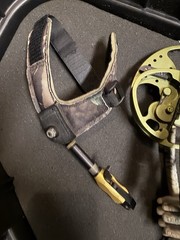 Bear Charge Compound Bow w/ Sight & Arrow Quiver, 29″ Draw Length, Camo Green