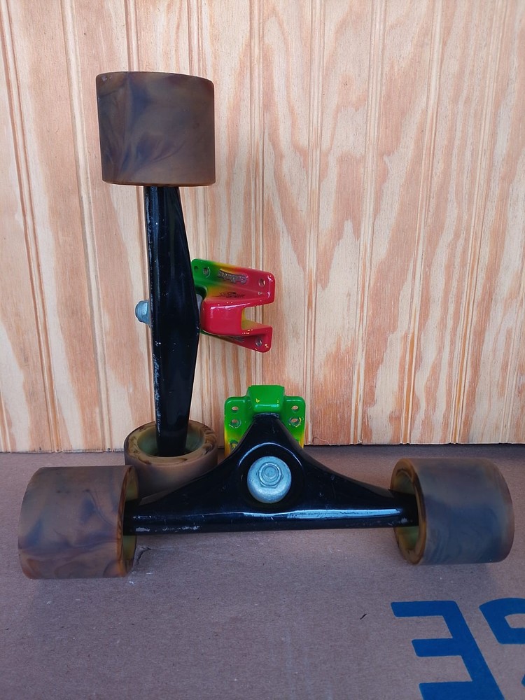 Neil Carver 10″ Gullwing Charger trucks with Kryptonic marble gold wheels