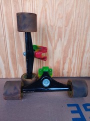 Neil Carver 10″ Gullwing Charger trucks with Kryptonic marble gold wheels