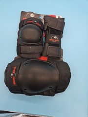 NEW Eight Ball Kids 8+ Wrist Knee Elbow Pads Multi Sport Protective Pad Set BlK