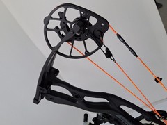 Hoyt RX9 RH 70′ Black Carbon Fiber bow with Hoyt 2.0 stand & QAD rest.