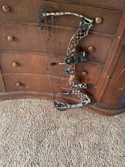 Mathews Solo Cam Right Hand Bow Hunting Compound Bow 70lb 31in Camo Aluminum