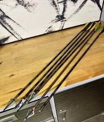 Bear Archery 2117 Camo Aluminum Arrows (6) 5 Broadheads + Game Tracker Quiver