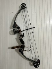 Martin Phantom Compound Bow, Magnum RH, 55-70#,28” Draw, With Accessories