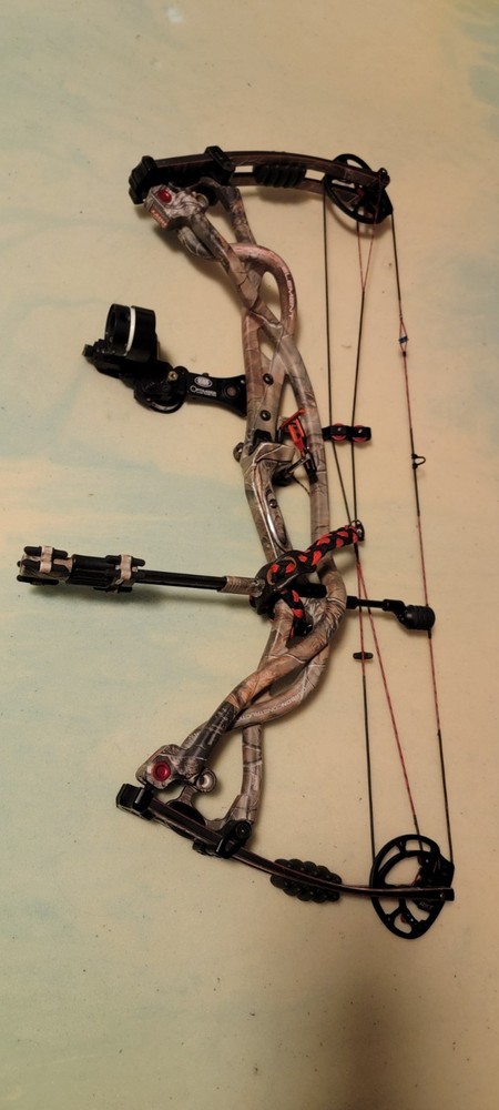 Hoyt Carbon Element RKT Compound Bow 60-70 lbs 24.5-30 in Camo Right Hand 32 in