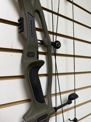 NEW Hoyt RX-9 Right Hand 70# 25-30″ Wilderness Compound Bow