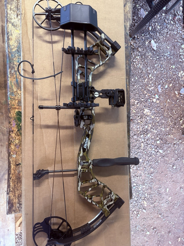 Bear Archery Species EV Compound Bow 70lbs Right Hand Camo 23.5-30.5in DL RTH