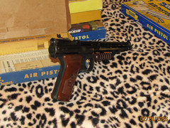 BENJAMIN 130 AIR PISTOL rare Bakelite Grips + Box/Papers VERY COLLECTIBLE BB GUN