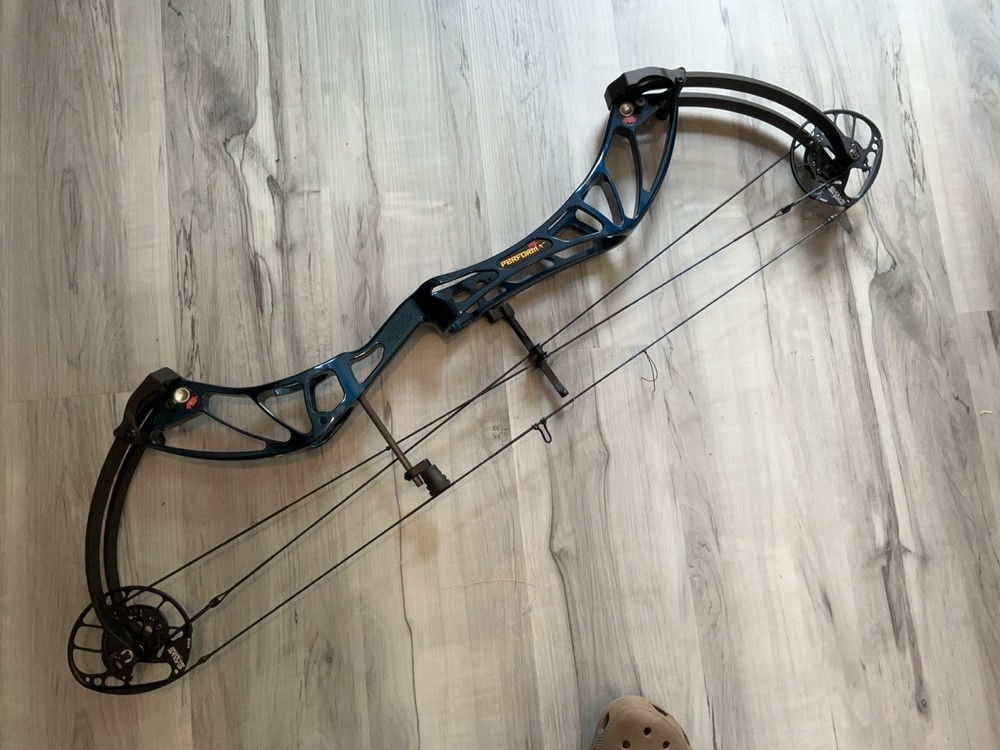 PSE 2019 Blue 50# Perform X 3D Bow *Mint Condition* Purchased New & Light Use