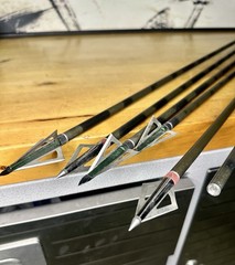 Bear Archery 2117 Camo Aluminum Arrows (6) 5 Broadheads + Game Tracker Quiver