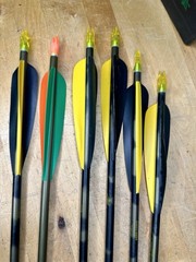 Bear Archery 2117 Camo Aluminum Arrows (6) 5 Broadheads + Game Tracker Quiver
