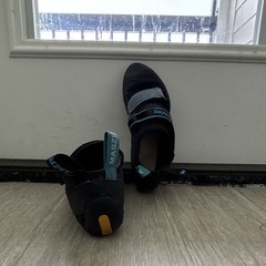 Men’s Black Rock Climbing Shoes Slip-On Hook-and-Loop Closure Pair