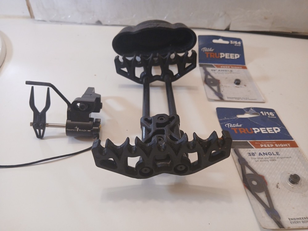Trophy Ridge Sync Arrow Rest Right Handed Model# ARE310R. Quiver & 2 Peep Sights