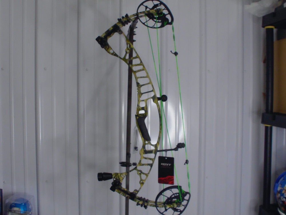 NEW Hoyt Vtm 31 Right Hand 60-70 Lbs. Drawlength Set At 29.5 camo color