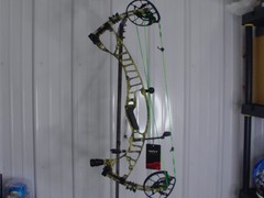 NEW Hoyt Vtm 31 Right Hand 60-70 Lbs. Drawlength Set At 29.5 camo color
