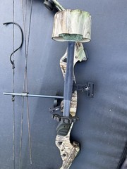 BUCKMASTERS BTR Pro Compound Bow Package Right Hand/Limb Saver/V Flight High Tek