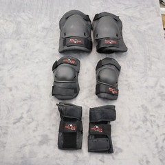 Eight Ball Outdoor Safety Gear Adult Small Black Wrist Elbow Knee Pad Protection