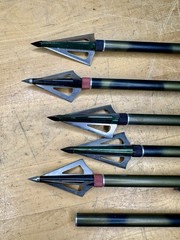 Bear Archery 2117 Camo Aluminum Arrows (6) 5 Broadheads + Game Tracker Quiver