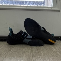 Men’s Black Rock Climbing Shoes Slip-On Hook-and-Loop Closure Pair
