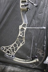 Mathews V3 31 – LH – 65# – 28.5″ – Ambush – HDX – Peep