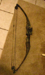 ARCHERY BUNDLE- VINTAGE BEN PEARSON PRO SERIES MARK IV COMPOUND BOW w/ 8 ARROWS