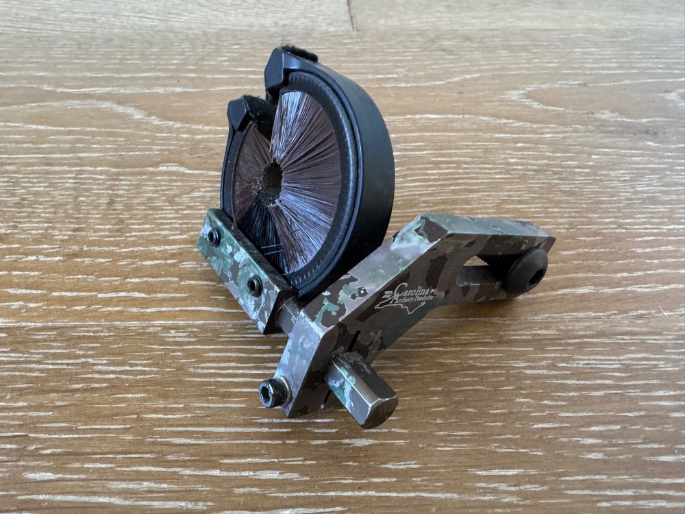 Carolina Archery Arrow Rest / WHISKER BISCUIT QS DELUXE Camo (Right Handed)