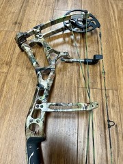 Bear Motive 7 60-70# Realtree APG HD 26.5-31” LH Left Handed Great Condition