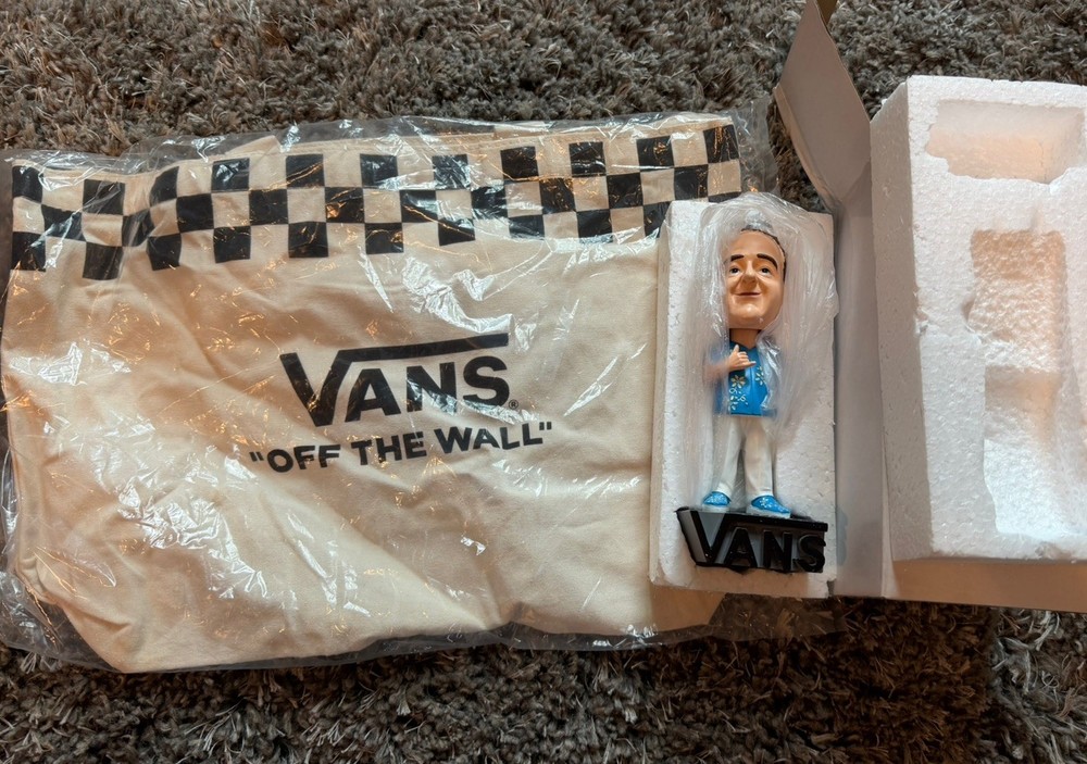 Vans Steve Van Doren Bobblehead & Vans canvas bag – new in packaging