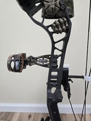 Bear Archery Divergent Compound Bow RH 45-60 Lbs., DL 25.5-30 In.