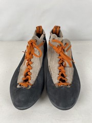 Very Good La Sportiva Mythos Eco Men’s Climbing Shoes, Taupe, M45.5