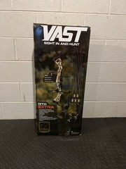 NEW -BEAR VAST RTH EXTRA Compound Bow Kit W/ 3-Pin Sight AV04A2X0A7R