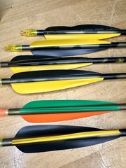 Bear Archery 2117 Camo Aluminum Arrows (6) 5 Broadheads + Game Tracker Quiver