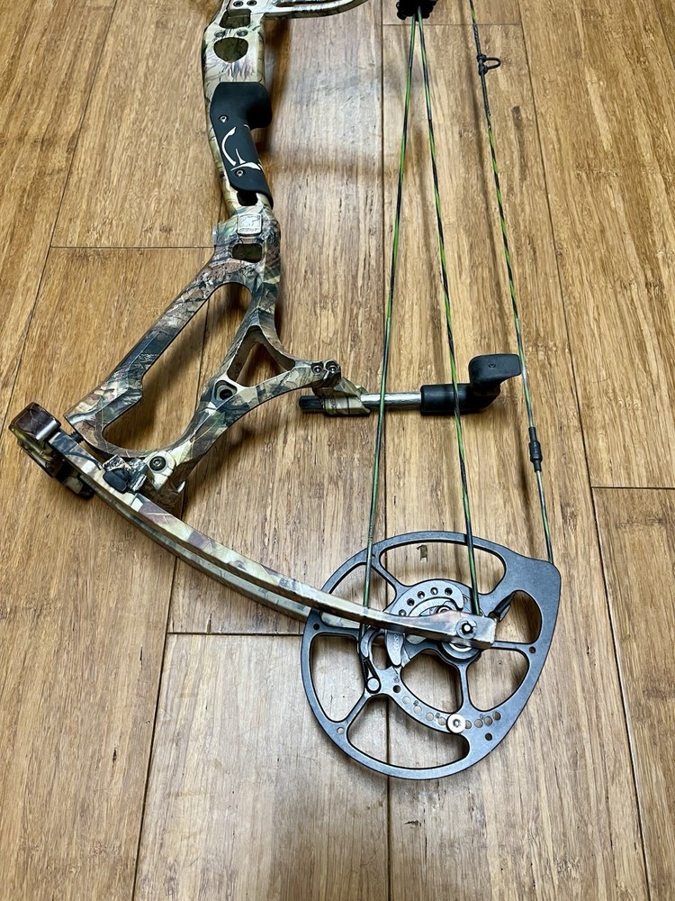 Bear Motive 7 60-70# Realtree APG HD 26.5-31” LH Left Handed Great Condition