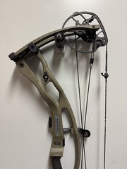 Hoyt Carbon RX 9 RH 60-70# Wilderness 25-30″ Draw Length (Read Description)