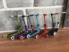 Pro Metal Finger Scooter – 25g Lightweight Alloy Rainbow Stunt Toy for Teens