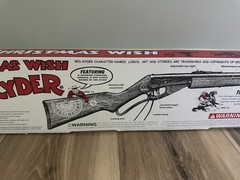 Red Ryder Carbine Daisy 650 Shot «A Christmas Wish» BB Gun w/ Compass Sundial
