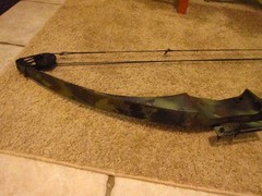 ARCHERY BUNDLE- VINTAGE BEN PEARSON PRO SERIES MARK IV COMPOUND BOW w/ 8 ARROWS