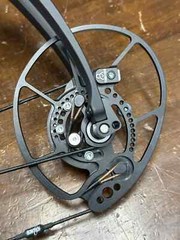 NEW BOWTECH CARBON ONE X Compound Bow in Black RH 70# 25.5-30.5″ 339fps