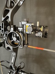 Bear Archery Whitetail INT RTH Setup With Arrows RH 55 to 70 Pounds Black New