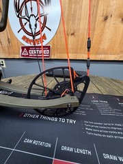 Hoyt Alpha X 33 Bow. RH 60-70lbs Trophy Ridge Propel rest & React 4. Shrewd