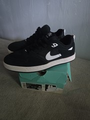 Nike SB Alleyoop (GS) US 7Y UK 6 EUR 40 black with white Skateboarding Shoes