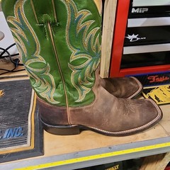 Tony Lama Boots Men’s 9D Western Cowboy Boots Brown Foot Green Embroidered Shaft