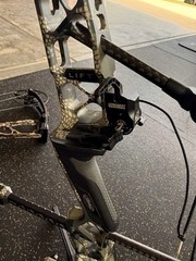 Mathews Lift X 33 RH Compound Bow 70lb 29in 33in Kuiu with accessories