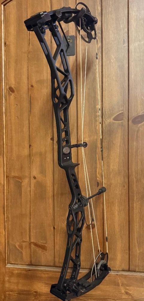 NICE Elite Verdict Bow Package 60-70lbs 25.5″ – 31″ Black GAS Freakshow Strings