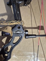 ATHENS ACCOMPLICE 34 BOW W/ BLACK GOLD 7 PIN SIGHT VAPOR TRAIL REST A (293192-1)